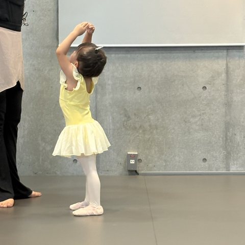 バーレッスンで指導を受ける生徒